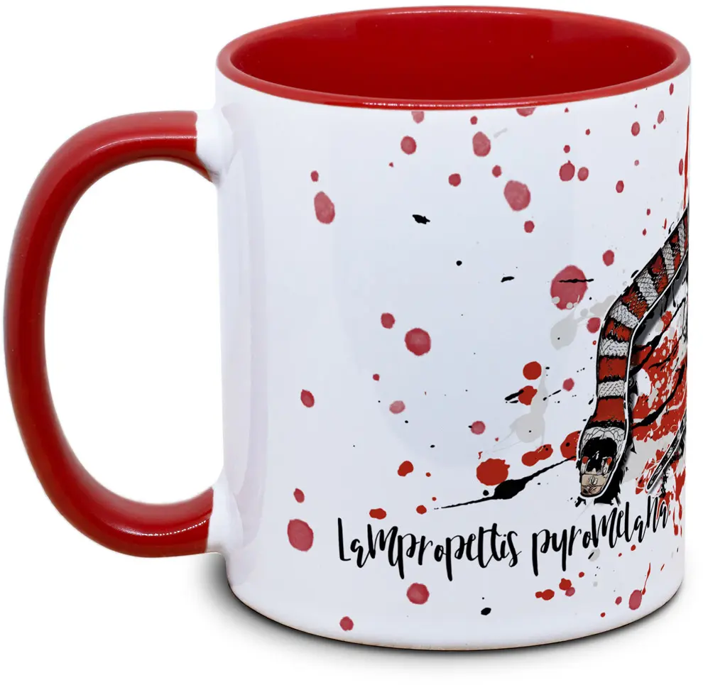 Tasse mit Lampropeltis pyromelana Berg Koenigsnatter Seitenansicht rechts des Henkels